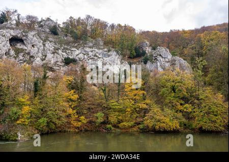 Donaudurchbruch die Weltenburger enge, auch Donaudurchbruch bei Weltenburg genannt, ist eine etwa 5,5 Kilometer lange Engstelle des Donautals zwischen Kelheim und dem Kloster Weltenburg. Das Geotop liegt entlang der Donau im niederbayerischen Landkreis Kelheim und in der südlichen Frankenalb. Der bayerische König Ludwig I. stellte die Weltenburger enge schon 1840 unter Naturschutz. 1938 wurde das 559 Hektar große Naturschutzgebiet Weltenburger enge eingerichtet, das im Oktober 2022 mit dem 375 Hektar große Naturschutzgebiet Hirschberg und Altmühlleiten vereinigt war. Seit März 2020 ist ein Stockfoto