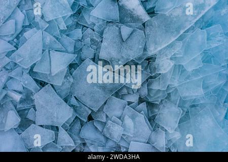 Aus der Vogelperspektive über aufgehäufte Eisschollen auf dem Balaton-See bei Fonyódliget, Ungarn. Abstrakter Eisbildungshintergrund. Stockfoto