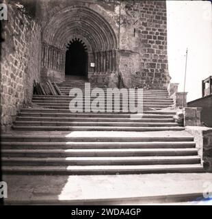 1924, Escalera y portada de la iglesia de San Pedro de la Rúa de Estella, Daniel López López. Stockfoto