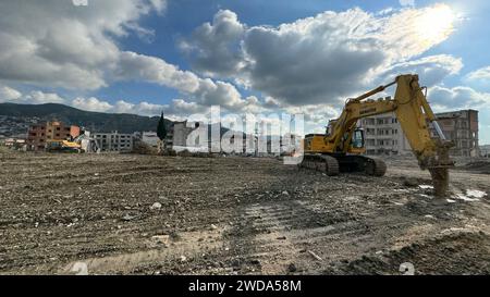 Das tägliche Leben in Antakya, der türkischen Region Hatay, 11. Januar 2024, fast ein Jahr nach dem verheerenden Erdbeben 2023. Abgebildete Konstruktion von Stockfoto