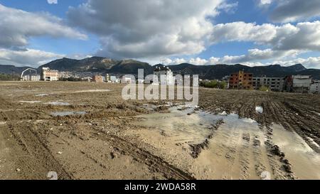 Das tägliche Leben in Antakya, der türkischen Region Hatay, 11. Januar 2024, fast ein Jahr nach dem verheerenden Erdbeben 2023. Abgebildete Konstruktion von Stockfoto