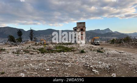 Das tägliche Leben in Antakya, der türkischen Region Hatay, 11. Januar 2024, fast ein Jahr nach dem verheerenden Erdbeben 2023. Abgebildete Konstruktion von Stockfoto