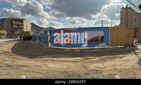 Das tägliche Leben in Antakya, der türkischen Region Hatay, 11. Januar 2024, fast ein Jahr nach dem verheerenden Erdbeben 2023. Abgebildete Konstruktion von Stockfoto