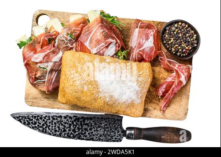 Ciabatta-Sandwich mit Schinken, Rucola und Camembert-Brie-Käse. Isoliert auf weißem Hintergrund, Draufsicht. Stockfoto