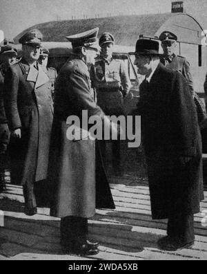 Mussolino verabschiedet sich von Adolf Hitler, bevor er nach Italien zurückkehrte. Er war nach seinem Sturz im Juli 1943 während des Zweiten Weltkriegs von deutschen Truppen aus dem Gran Sassa Hotel in den Abruzzen entlassen worden. Stockfoto