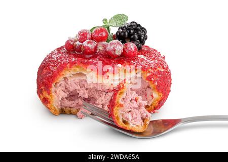 Kuchen-Shu-Eclairs mit Beeren und rotem Crumble isoliert auf weißem Hintergrund Stockfoto