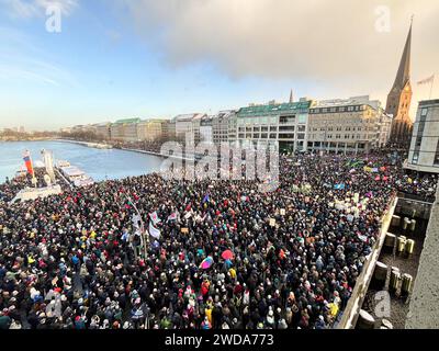 Deutschland, Hamburg - 19. Januar 2024: Demo gegen Rechts am Jungfernstieg in Hamburg *** Germany, Hamburg 19. Januar 2024 Demo gegen die Rechte am Jungfernstieg in Hamburg Stockfoto