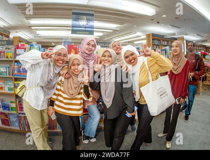 20.-2023-Kuala Lumpur Malaysia- eine Gruppe junger muslimischer Mädchen macht ein Gruppenfoto in einem Buchladen und ist sehr glücklich Stockfoto