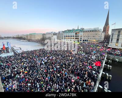 Deutschland, Hamburg - 19. Januar 2024: Demo gegen Rechts am Jungfernstieg in Hamburg *** Germany, Hamburg 19. Januar 2024 Demo gegen die Rechte am Jungfernstieg in Hamburg Stockfoto