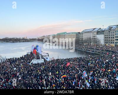 Deutschland, Hamburg - 19. Januar 2024: Demo gegen Rechts am Jungfernstieg in Hamburg *** Germany, Hamburg 19. Januar 2024 Demo gegen die Rechte am Jungfernstieg in Hamburg Stockfoto