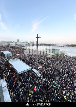 Deutschland, Hamburg - 19. Januar 2024: Demo gegen Rechts am Jungfernstieg in Hamburg *** Germany, Hamburg 19. Januar 2024 Demo gegen die Rechte am Jungfernstieg in Hamburg Stockfoto