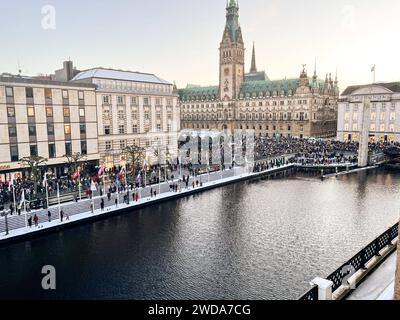 Deutschland, Hamburg - 19. Januar 2024: Demo gegen Rechts am Jungfernstieg in Hamburg *** Germany, Hamburg 19. Januar 2024 Demo gegen die Rechte am Jungfernstieg in Hamburg Stockfoto