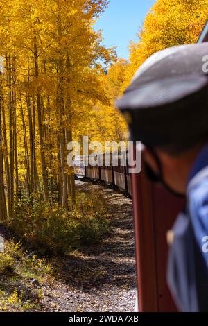 Fahrt mit der Cumbres & Toltec Scenic Railroad durch die Aspens von Chama, New Mexico Stockfoto