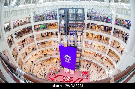 20.-2023. Februar Kuala Lumpur Malaysia-Suria KLCC ist das ultimative Luxuseinkaufsziel in Malaysia. Die meisten Luxusmarken haben hier ihre Geschäfte. Stockfoto