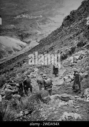 Alliierte Truppen in den Bergen nach der Landung in Anzio, hinter den deutschen Linien während der Invasion Italiens im Januar 1944 während des Zweiten Weltkriegs. Stockfoto