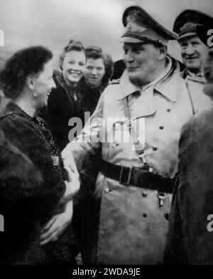 Feldmarschall Herman Göring sprach mit Frauen nach Luftangriffen der Alliierten über Deutschland im Februar 1944. Stockfoto