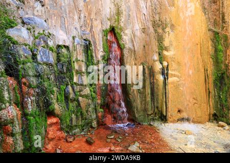 Blick auf den Wasserfall Colores im Nationalpark Caldera de Taburiente auf der Insel La Palma, Kanarische Inseln Stockfoto