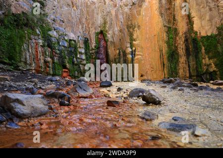 Blick auf den Wasserfall Colores im Nationalpark Caldera de Taburiente auf der Insel La Palma, Kanarische Inseln Stockfoto