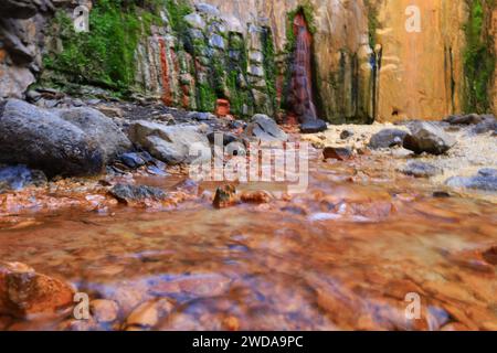 Blick auf den Wasserfall Colores im Nationalpark Caldera de Taburiente auf der Insel La Palma, Kanarische Inseln Stockfoto