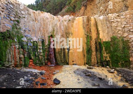 Blick auf den Wasserfall Colores im Nationalpark Caldera de Taburiente auf der Insel La Palma, Kanarische Inseln Stockfoto