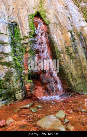 Blick auf den Wasserfall Colores im Nationalpark Caldera de Taburiente auf der Insel La Palma, Kanarische Inseln Stockfoto