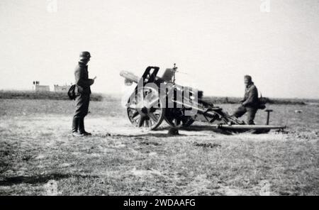 Eine deutsche Armee 15 cm SIG 33 schwere Infanteriegewehr nach dem Abschuss während des Zweiten Weltkriegs. Stockfoto