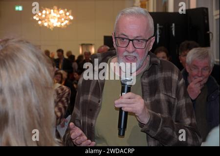 Pressekonferenz zur Eröffnung der Kulturhauptstadt Europas 2024, Bad Ischl, in der Trinkhalle Bad Ischl, am 18.01.2024. Das Bild zeigt den Kurator für Musik, Wolfgang Schlag im Interview 2023 - Pressekonferenz zur Eröffnung der Kulturhauptstadt Europas 2024, Bad Ischl, in der Trinkhalle Bad Ischl, am 18.01.2024. *** Pressekonferenz zur Eröffnung der Kulturhauptstadt Europas 2024, Bad Ischl, in der Trinkhalle Bad Ischl, am 18 01 2024 das Bild zeigt den Musikkurator Wolfgang Schlag in einem Interview 2023 Pressekonferenz zur Eröffnung der Kulturhauptstadt Europas 2024, Ba Stockfoto