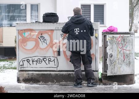 REKORDDATUM NICHT ANGEGEBEN Düsseldorf 19.01.2023 Telekom Verteilerkasten Kabelverzweiger Kupferkabel Breitbandausbau Internet Telefonleitung DSL VDSL Glasfasernetz Techniker Glasfaserkabel Breitbandkabel Düsseldorf Nordrhein-Westfalen Deutschland *** Düsseldorf 19 01 2023 Telekom-Verteilerkasten Kabelabzweigdose Kupferkabel Breitbandausbau Internet-Telefonleitung DSL VDSL Glasfasernetzwerktechniker Glasfaserkabel Breitbandkabel Düsseldorf Nordrhein-Westfalen Deutschland Stockfoto