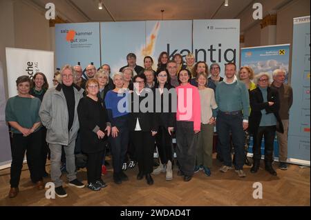 Pressekonferenz zur Eröffnung der Kulturhauptstadt Europas 2024, Bad Ischl, in der Trinkhalle Bad Ischl, am 18.01.2024. Das Bild zeigt die Künstlerische Geschäftsführerin der Kulturhauptstadt Bad Ischl Salzkammergut 2024 GmbH, Elisabeth Schweeger umrundet von Mitarbeitern und im Rahmen der Veranstaltungen auftretenden Künstlern. Unter ihnen Christoph Viscorsum, Karikaturist Gerhard Haderer, Hubert, Achleitner Hubert von Goisern, Xenia Hausner, Woöfgang Schlag, Julia, Kospach, Eva Englbert, Christian, Haselmayr, Manuela Reichert, u.a. 2023 - Pressekonferenz zur Eröffnung der Kulturhauptstadt EU Stockfoto