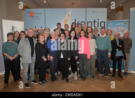 Pressekonferenz zur Eröffnung der Kulturhauptstadt Europas 2024, Bad Ischl, in der Trinkhalle Bad Ischl, am 18.01.2024. Das Bild zeigt die Künstlerische Geschäftsführerin der Kulturhauptstadt Bad Ischl Salzkammergut 2024 GmbH, Elisabeth Schweeger umrundet von Mitarbeitern und im Rahmen der Veranstaltungen auftretenden Künstlern. Unter ihnen Christoph Viscorsum, Karikaturist Gerhard Haderer, Hubert, Achleitner Hubert von Goisern, Xenia Hausner, Woöfgang Schlag, Julia, Kospach, Eva Englbert, Christian, Haselmayr, Manuela Reichert, u.a. 2023 - Pressekonferenz zur Eröffnung der Kulturhauptstadt EU Stockfoto