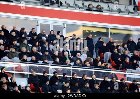 Die Gästetribüne mit Hans-Joachim Watzke, Berti Vogts, Nancy Faeser, Bernd Neuendorf, Gianni Infantino, Dieter Reiter, Lars Klingbeil, Lothar Matthäus, Dorothee Bär, Felix Magath, Joachim Löw, Hansi Flick, Otto Rehhagel, Otto Schily, Hermann Gerland, Robert Kovac, Joschka Fischer, Niko Kovac, Julian Nagelsmann, Gerhard Schröder, so-yeon Schröder-Kim und Spielern des FC Bayern München bei der Gedenkfeier für Franz Beckenbauer in der Allianz Arena. München, 19.01.2024 *** der Gästestand mit Hans Joachim Watzke, Berti Vogts, Nancy Faeser, Bernd Neuendorf, Gianni Infantino, Dieter Reiter, Lars K Stockfoto