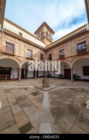 Antequera, Spanien; Dezember-07, 2023: Vertikaler Blick auf den Innenhof des Museo de la ciudad de Antequera (archäologisches Museum) Stockfoto