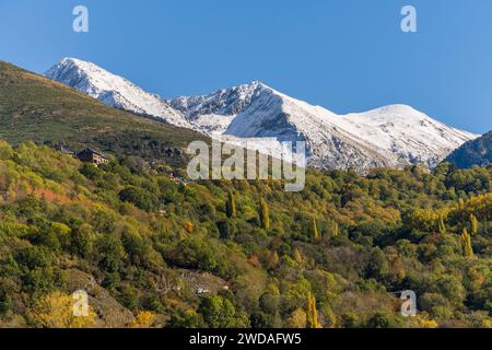 Dorf Taull vor PIC del Pessó (2894 m) und PIC de les Mussoles (2876 m) Bohí-Tal (La Vall de Boí), Lérida, Spanien Stockfoto