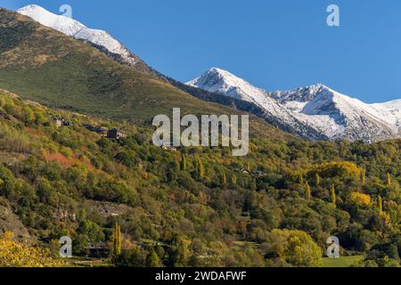 Dorf Taull vor PIC del Pessó (2894 m) und PIC de les Mussoles (2876 m) Bohí-Tal (La Vall de Boí), Lérida, Spanien Stockfoto