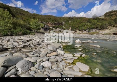 241 die 50 m lange, einbogige Katiu-Brücke über den Fluss Lengarica, die Mitte des 18. Jahrhunderts osmanisch gebaut wurde. Benje-Permet-Albanien. Stockfoto