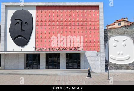 249 Fassade des Teatri Andon Zako Cajupi mit Masken der Tragödie und Komödie und 160 mehr als Publikum. Korca-Albanien. Stockfoto