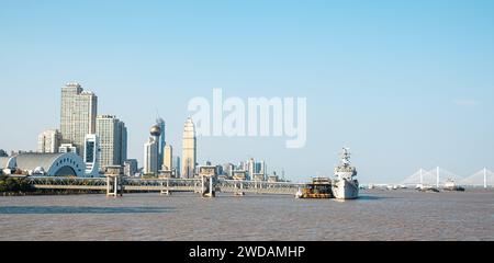 Das Stadtbild von Wuhan mit großen Schiffen, die im Hafen vertäut sind. Der Hintergrund umfasst Wolkenkratzer und Brücken. Stockfoto