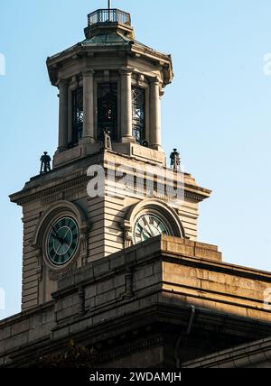 Dieses atemberaubende Foto zeigt einen majestätischen Uhrenturm des Zollhauses von Jianghan, der hoch über dem Stadtbild steht. Stockfoto