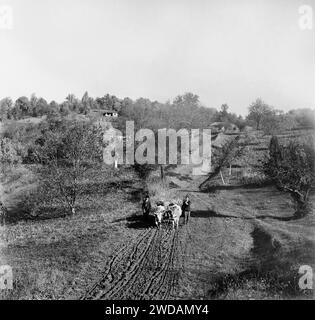 Vrancea County, Rumänien, ca. 1978. Bauern auf einem unbefestigten Weg mit einem Viehkarren. Stockfoto