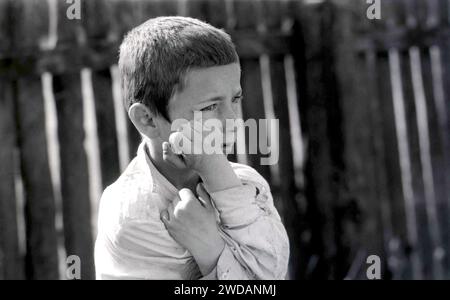 Porträt des Jungen in Vrancea County, Rumänien, um 1991 Stockfoto