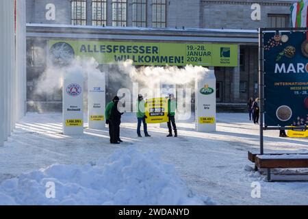 Internationale Grüne Woche Deutschland, Berlin am 19.01.2024: Green Peace Aktivisten protestieren vor der Berliner Messe gegen die Milchproduktion und die haupt Molkereien in Deutschland. Auf das Schild stehet: Dürren, Fluten, Klimakriese: die Milch macht s *** Internationale Grüne Woche Deutschland, Berlin am 19 01 2024 protestieren Grüne Friedensaktivisten gegen Milchproduktion und die wichtigsten Molkereien in Deutschland vor der Berliner Messe steht auf dem Schild Dürre, Überschwemmungen, Klimakrise Milch macht s Stockfoto