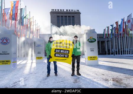 Internationale Grüne Woche Deutschland, Berlin am 19.01.2024: Green Peace Aktivisten protestieren vor der Berliner Messe gegen die Milchproduktion und die haupt Molkereien in Deutschland. Auf das Schild stehet: Dürren, Fluten, Klimakriese: die Milch macht s *** Internationale Grüne Woche Deutschland, Berlin am 19 01 2024 protestieren Grüne Friedensaktivisten gegen Milchproduktion und die wichtigsten Molkereien in Deutschland vor der Berliner Messe steht auf dem Schild Dürre, Überschwemmungen, Klimakrise Milch macht s Stockfoto