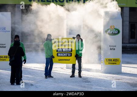 Internationale Grüne Woche Deutschland, Berlin am 19.01.2024: Green Peace Aktivisten protestieren vor der Berliner Messe gegen die Milchproduktion und die haupt Molkereien in Deutschland. Auf das Schild stehet: Dürren, Fluten, Klimakriese: die Milch macht s *** Internationale Grüne Woche Deutschland, Berlin am 19 01 2024 protestieren Grüne Friedensaktivisten gegen Milchproduktion und die wichtigsten Molkereien in Deutschland vor der Berliner Messe steht auf dem Schild Dürre, Überschwemmungen, Klimakrise Milch macht s Stockfoto