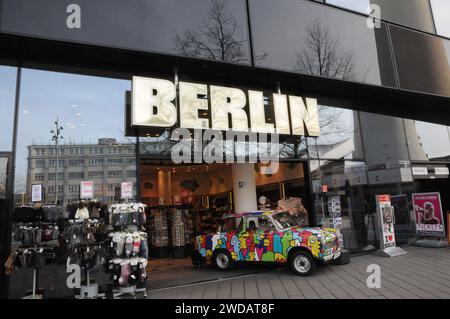 Berlin/Deutschland/06 März 2019/DDR ostdeutsches Auto Trabant Infron von Berlin Souvenir Stoe Store in Berlain Photo.Francis Joseph Dean/Dean Pictures Stockfoto