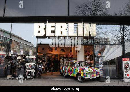 Berlin/Deutschland/06 März 2019/DDR ostdeutsches Auto Trabant Infron von Berlin Souvenir Stoe Store in Berlain Photo.Francis Joseph Dean/Dean Pictures Stockfoto