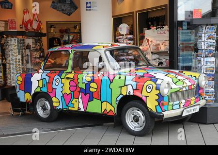 Berlin/Deutschland/06 März 2019/DDR ostdeutsches Auto Trabant Infron von Berlin Souvenir Stoe Store in Berlain Photo.Francis Joseph Dean/Dean Pictures Stockfoto