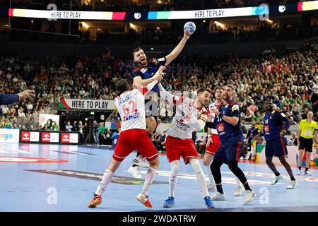 Handball, EHF-Europameisterschaft der Männer Hauptrunde Lanxess-Arena in Köln 18.01.2024 Frankreich (FRA) gegen Kroatien (CRO) 34:32 Marin JELINIC (CRO), Nedim REMILI (FRA), Zvonimir SRNA (CRO) und Luka KARABATIC (FRA) v.li.n.re.- Foto : Norbert Schmidt, Düsseldorf Stockfoto