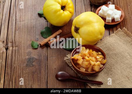 Marmelade in einer Holzschale mit weiteren Süßigkeiten zum Frühstück auf einem Tisch Stockfoto