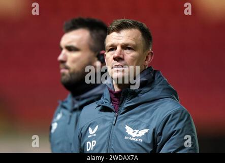 Scarlets Head Coach Dwayne Peel (rechts) vor dem EPCR Challenge Cup Spiel im Parc y Scarlets, Llanelli. Bilddatum: Freitag, 19. Januar 2024. Stockfoto