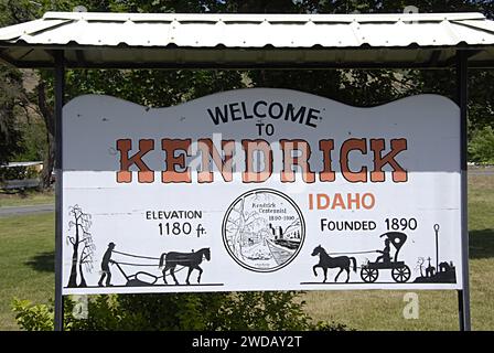 KENDRICK/IDAHO/USA- Alltag und Lebensweise in Kendrick Stadt mit herrschender Lebenskirche und US-Post Bürocafé Restaurant und Spirituosenladen und Kendrick 100 Jahre alt 1890-1990 und jetzt Kendrick 100 Jahre alt vierzehn Jahre alte Herrscherstadt an der Autobahn 3 in der historischen Herrscherstadt des Bundesstaates Idaho juni 2014 (Foto: Francis Dean/Deanpictures) Stockfoto